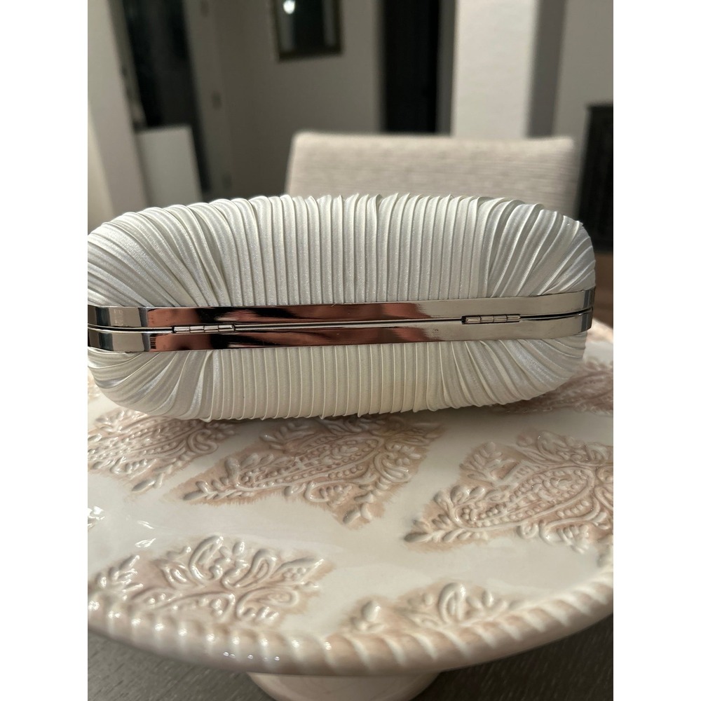 Jessica McClintock white pleated evening clutch a rhinestone-embellish clasp - Picture 4 of 7